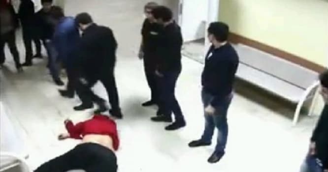 Gəncədə əməliyyatda ölən qızın qohumları həkimləri döydü