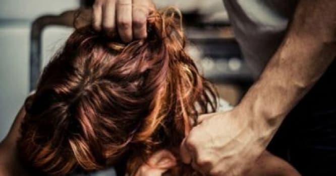 Gənc başqa kişi ilə görüşən arvadını döydü - Bakıda