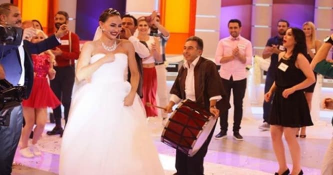 2 il gözlədilər, toyları verilişdə oldu