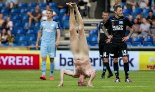 Avropa çempionu stadionda soyunub buddizmlə məşğul oldu - FOTOLAR