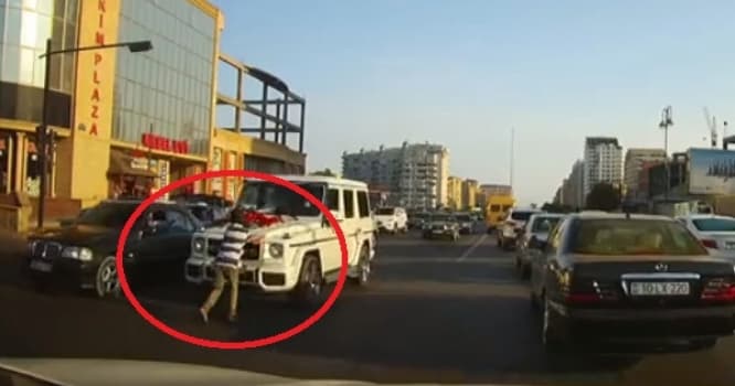 Bakıda bəy toy günü "Galendewagen" qarşısını kəsən adamı sürüdü - VİDEO