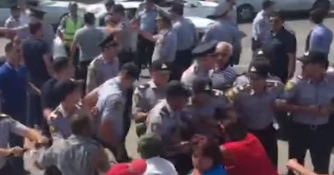 Sakinlər Bakıda yolu bağladı, polislər qazdan istifadə etdi - VİDEO