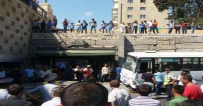 Bakıda sərnişin avtobusu körpüyə çırpıldı: yaralılar var