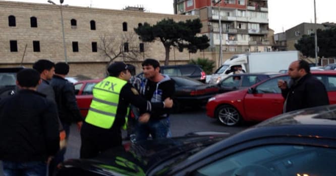 Sərxoş sürücü bayram günü polislə əlbəyaxa oldu - VİDEO