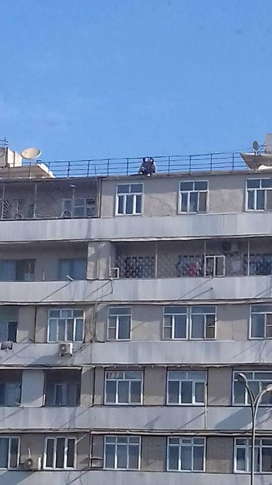 Bakıda sevgililərin damda təhlükəli macəraları - FOTO/VİDEO