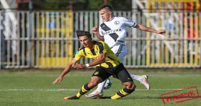 18 yaşlı futbolçunun ayağı qırıldı - VİDEO