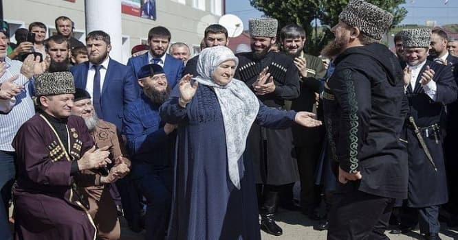 Prezident anası ilə birgə "Ləzginka" oynadı - Video