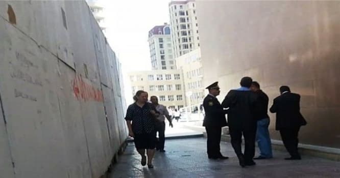 “Qara bazar”da dollar əməliyyatı: İki nəfər saxlanıldı, biri qaçdı – VİDEO/FOTO
