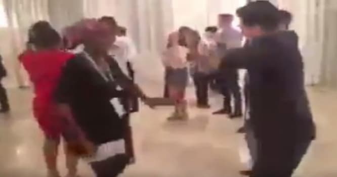 Afrikalı qızın Azərbaycan toyunda şıdırğı rəqsi - VİDEO