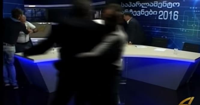 Deputatlığa namizəd olan azərbaycanlı döyüldü: canlı efirdə - VİDEO