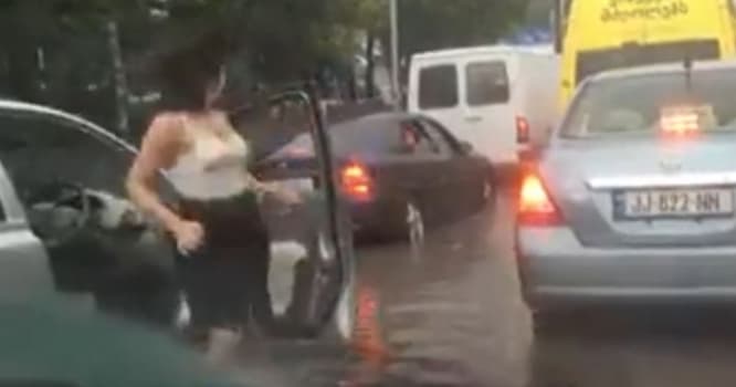 Yağışın yağmasına sevinən xanım yolun ortasında rəqs etdi - VİDEO