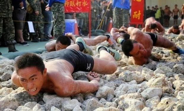 Dünya ordularının 10 “Dəli məşqi”: “kartof oyunu”, kobra qanı... - FOTOLAR