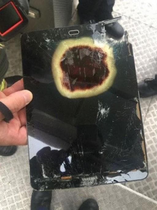 Planşet partladı, təyyarə təcili eniş etdi - FOTO