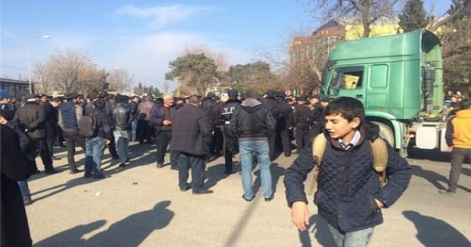 Biləcəri sakinləri yolu bağladı - FOTO