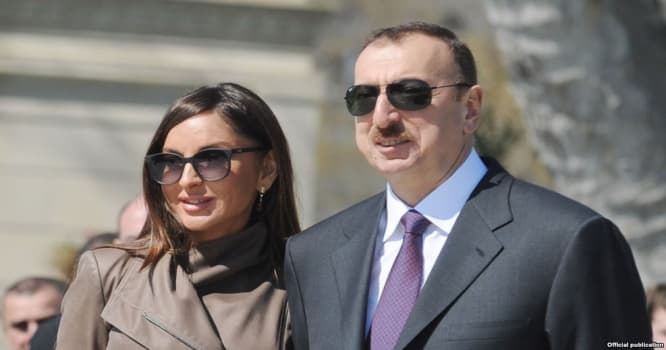 İlham Əliyev və xanımı Rəşid Behbudovun heykəlinin açılışında