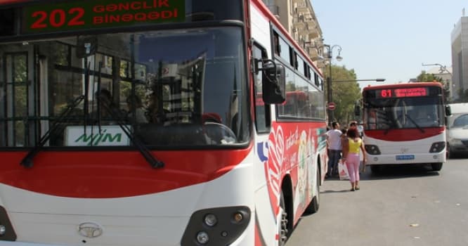 Metroların qarşısında tıxac yaradan avtobuslar - VİDEO