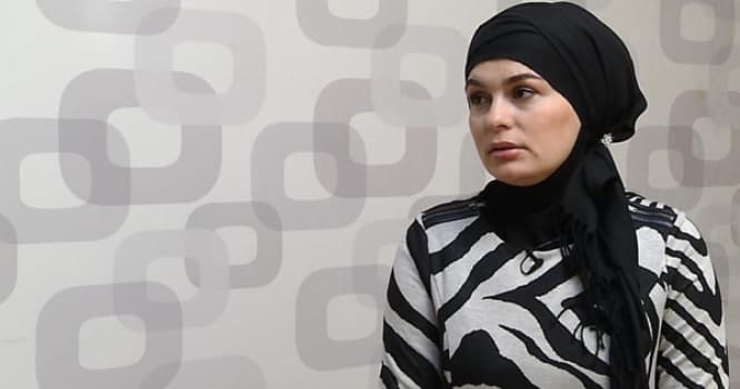 Alim Qasımovun qızı Brüs Linin məzarı başında - FOTO