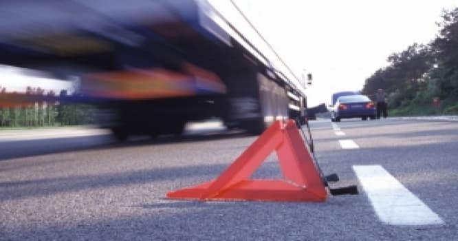 Yol polisini maşın vurdu