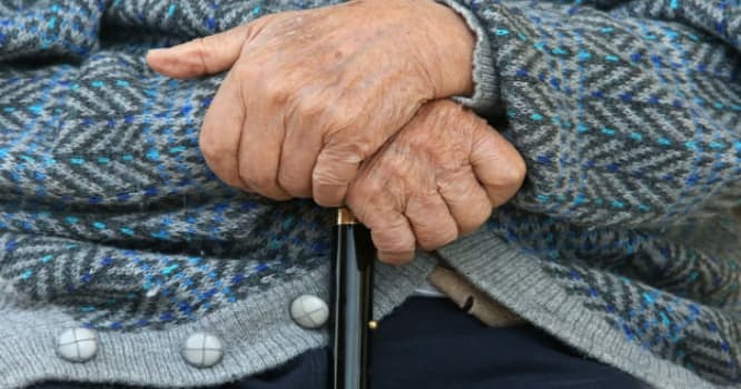 Müəllimə 82 yaşlı qadının başına zibil tökdü, sonra döydü - Azərbaycanda şok olay