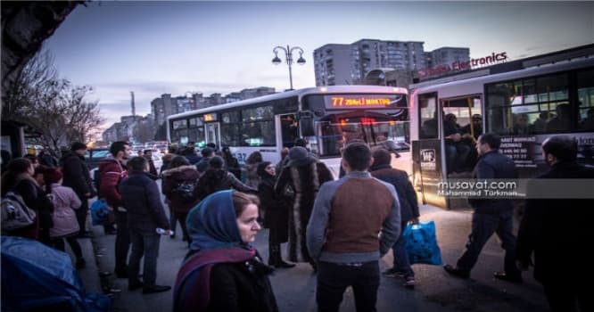 Pik saatlarda avtobus dərdi çəkən sərnişinlər