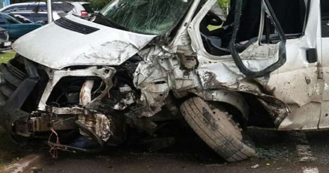 Dustaq aparan mikroavtobus qəzaya düşdü - Bakıda