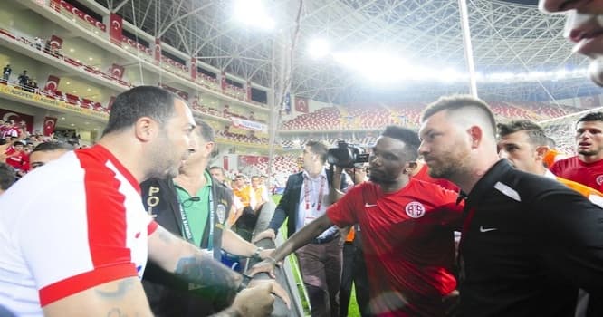 Etoo azarkeşlə mərcə girdi: "Bunu bacarmasaq, sənə 100 min avro verəcəm"