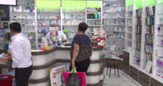 Əczaçıdan maraqlı addım: Dərman alanlara kitab verir - VİDEO