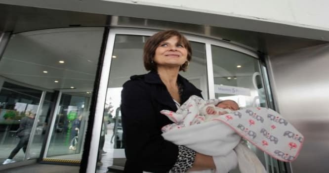 62 yaşında ana oldu: "Çox sevinirəm..." - VİDEO