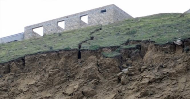 Bakıda sürüşmə zonalarında çatlar genişlənib