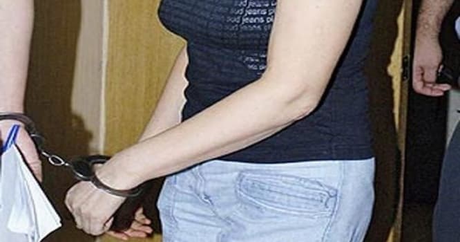 Sevgilisi ilə ərini öldürən qadın vəkildən imtina etdi