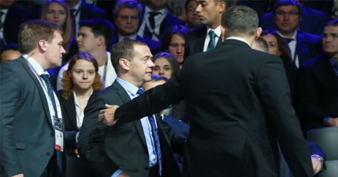 Medvedyev iclas zalından təcili çıxarıldı