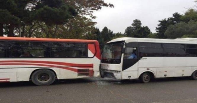 Bakıda iki avtobus toqquşdu: yaralananlar var - VİDEO