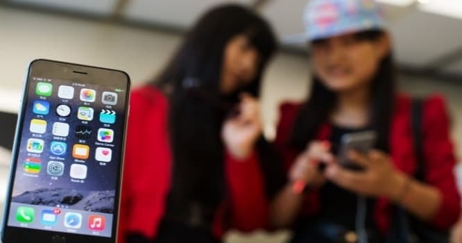 Gənc qız sevgililərinin hədiyyə etdiyi 20 "iPhone"la özünə ev aldı