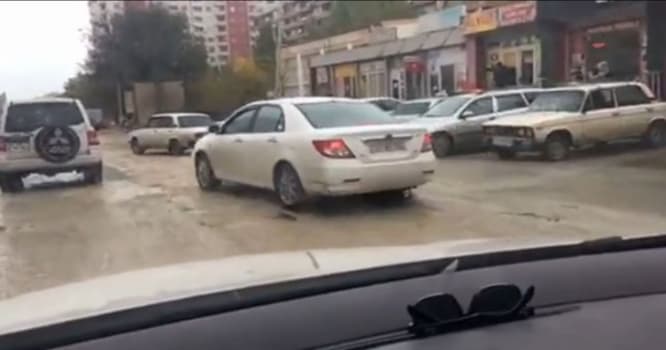 Xırdalanda yol bərbad hala düşdü, hərəkət çətinləşdi - VİDEO