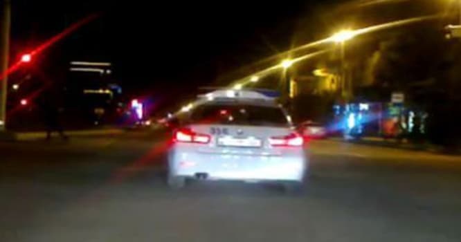 Yol polisi qayda pozdu, kameraya düşdü - VİDEO