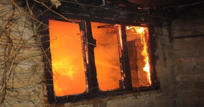 Bakıda 2 yanaşı mənzil yandı