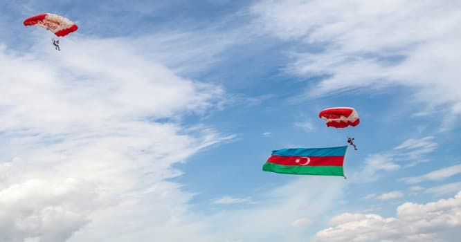 Azərbaycan bayrağı ilə helikopterdən tullandılar - FOTOLAR