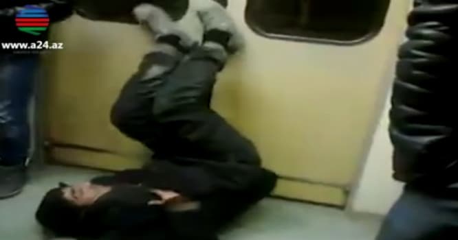 Bakı metrosunda xəstə adamı vaqondan sürüyüb atdılar - VİDEO