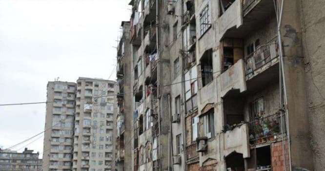 Bakıda bina 11 metr sürüşdü - sakinlər küçədə gecələyirlər