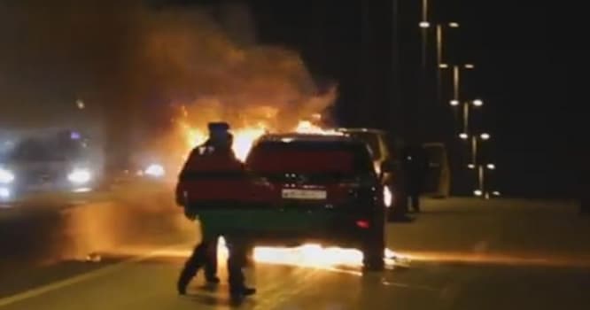 Bakının mərkəzində “Mazda” yandı - VİDEO