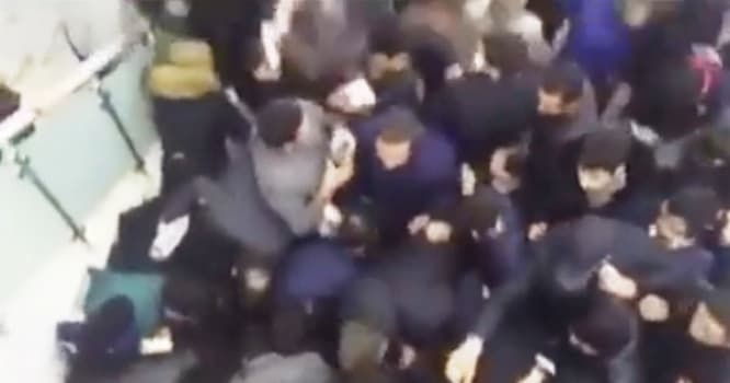 Bakıda pulsuz telefon aksesuarları paylanarkən yaşanan biabırçılıq - VİDEO
