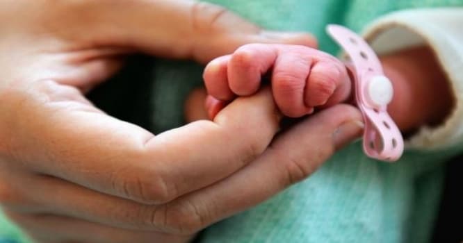 Yeni doğulmuş körpə xəstəxanada öldü - Bakıda