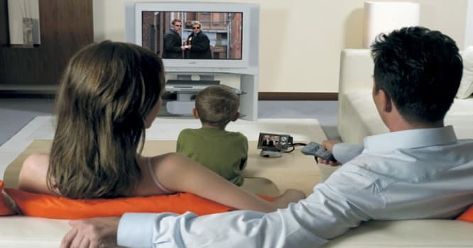 4 yaşlı uşağın başına televizor düşdü - Bakıda