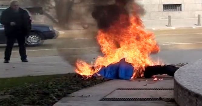 Ağcabədidə qadın üzərinə benzin tökərək yandırdı — Oğlu ilə gəlininə görə - FOTO