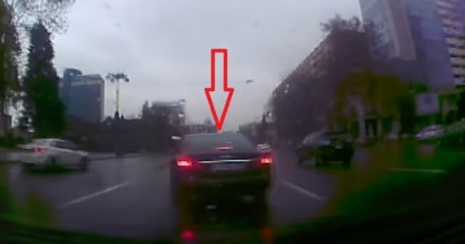 Bakıda "AA" seriyalı avtomobillə qaydaları belə pozdular - VİDEO