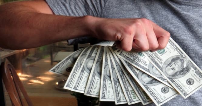 “Qara bazar” dolları hardan alır? - ŞƏRH