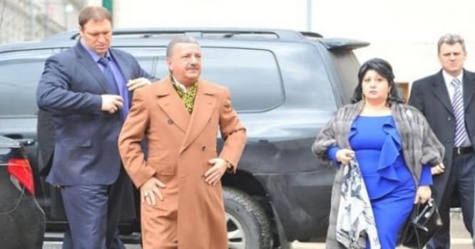 Azərbaycanlı oliqrarxın gəlini döyüldü, 3 uşaqla küçəyə atıldı...