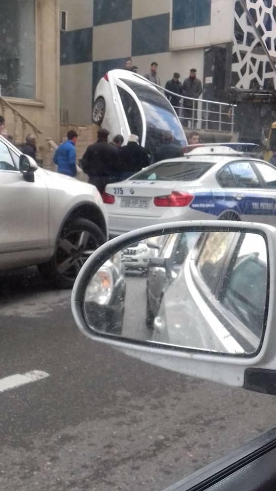 Bakıda avtomobil 2-ci mərtəbədən küçəyə aşdı - FOTO