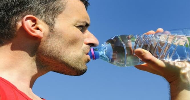 Diqqət: Kişilər plastik butulkadan su içməyin