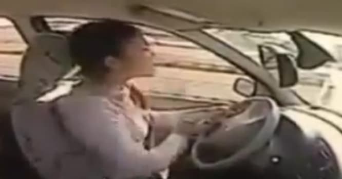 İmtahanda kəsilən qız özünü döydü - VİDEO